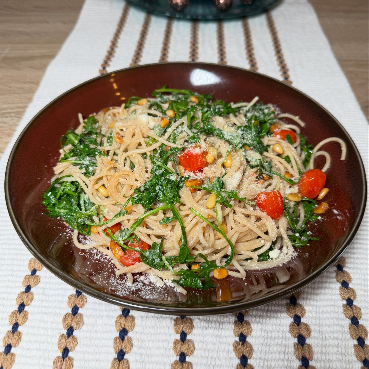 Habt ihr schon einmal Spaghetti mit Rucola, Tomaten und Pinienkernen gegessen? Einfach super lecker und sehr schnell zubereitet. 😋🤩 Das Rezept findet ihr hier: youtu.be/V3YzW1sA7SU?si…
#dinkelspaghetti #rucola #pinienkerne #tomaten #hartkäse