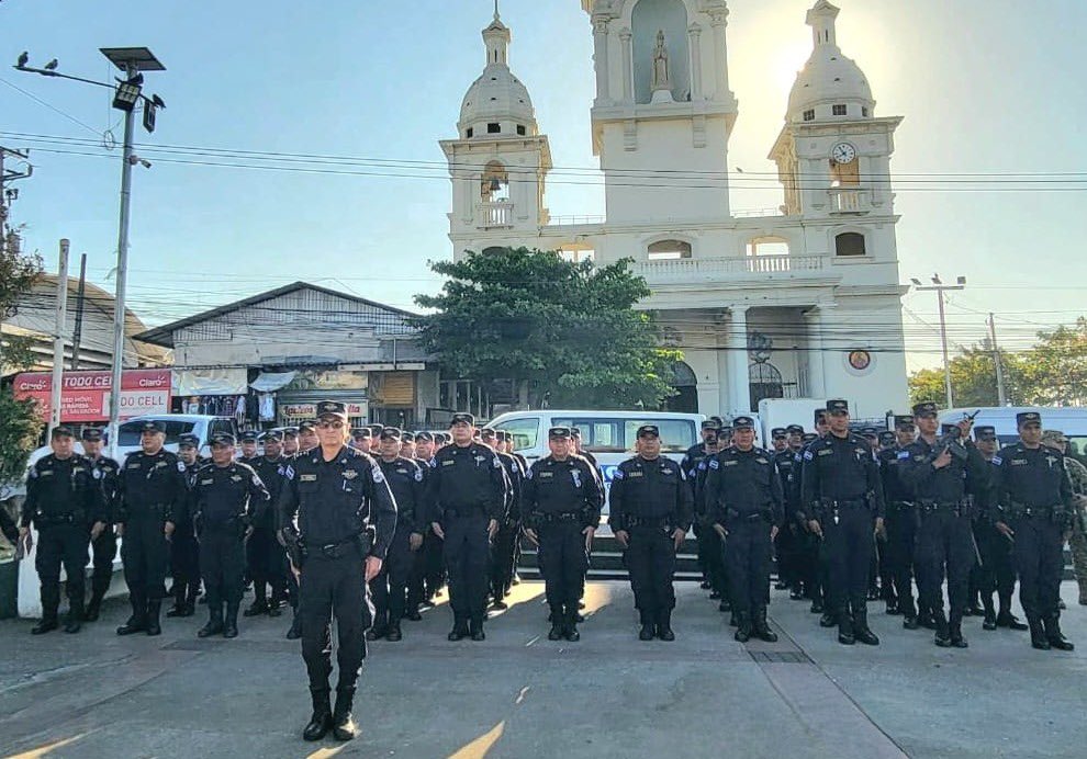 Con el objetivo de servir, mantener la paz y la seguridad, nos preparamos en conjunto con <a href="/FUERZARMADASV/">FUERZA ARMADA</a> para ejecutar el #PlanControlTerritorial en:

📍San Miguel Centro
📍San Salvador Centro
📍Morazán Sur
📍La Paz Este