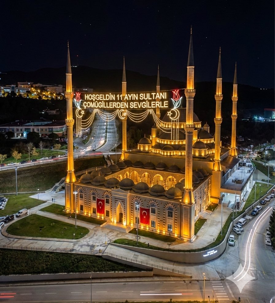 Hatime Ana Camii'nde mahyamızı astık. Hayırlı ramazanlar. 🌙 😇