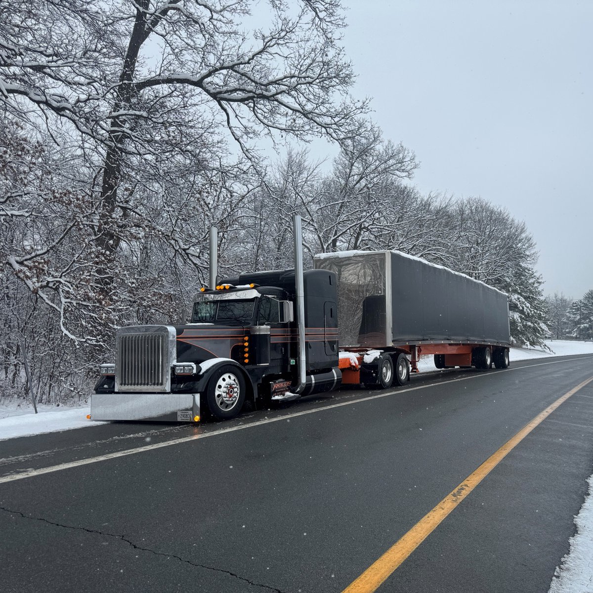 PeterbiltMotors's tweet photo. When winter weather arrives, Peterbilt trucks are built to keep you moving no matter the road ahead.
#Peterbilt #PeterbiltTrucks #PeterbiltPride #ClassPays #Winter https://t.co/h6BP8UrB4U