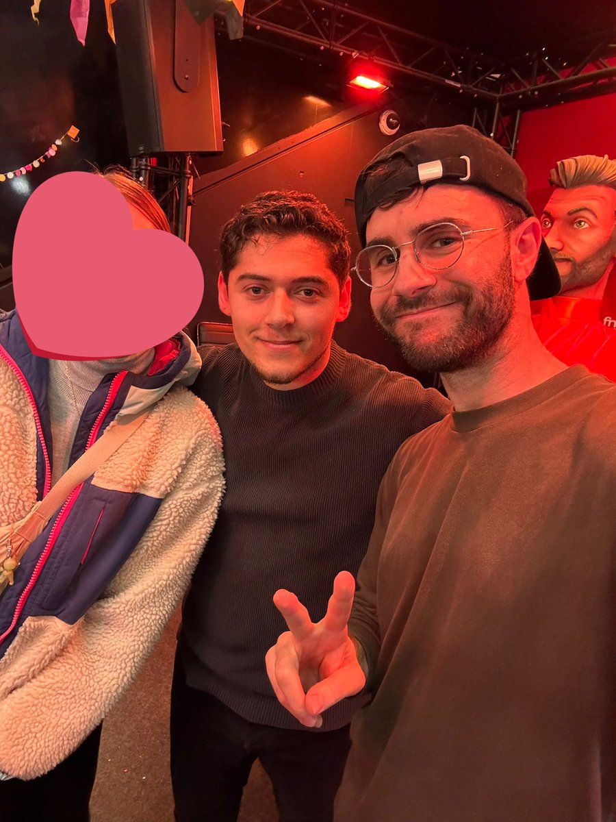 La rencontre de fou n’empêche, je remplis mon pokedex des youtubeurs français ✍️

J’ai pu discuter avec <a href="/MonsieurDream/">cyprien</a> ( Cyprien ) de son nouveau livre, une bande dessinée sur le thème du Japon !