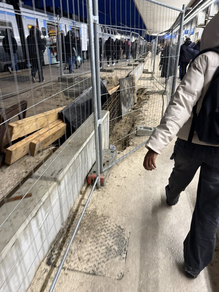 À l’occasion <a href="/LIGNER_SNCF/">Ligne R</a> également quitte à faire des travaux en gare de <a href="/VilleMelun/">Ville de Melun</a> autant faire les choses bien, il me semble que ce micro passage étroit et remplit d’eau n’est pas l’idée du siècle en terme d’accessibilité !