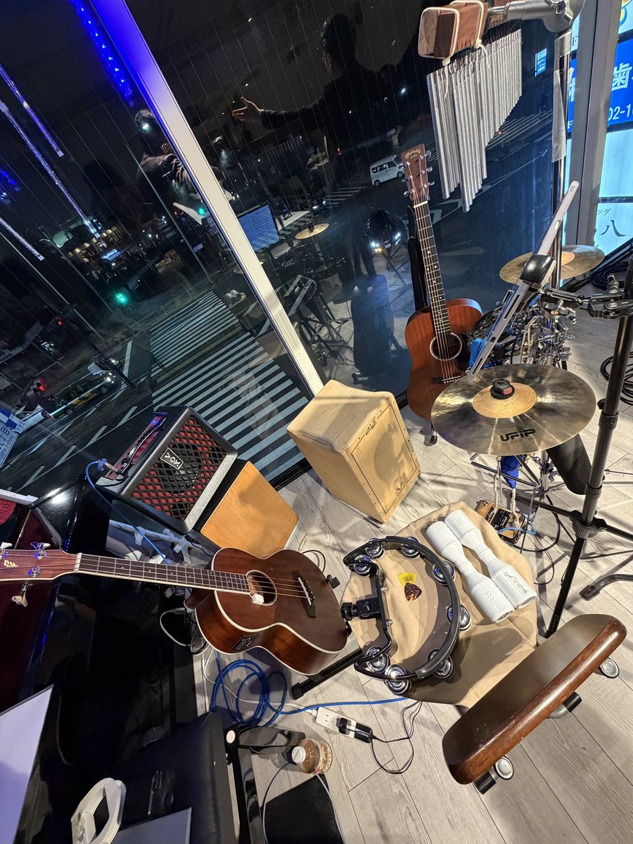 リアルと配信アプリの歌枠ハイブリットライブ無事終了！

平成令和曲20曲をギター/パーカッション/ベース持ち替えで、ピアノのあおいちゃんとのサポート伴奏でした♪
