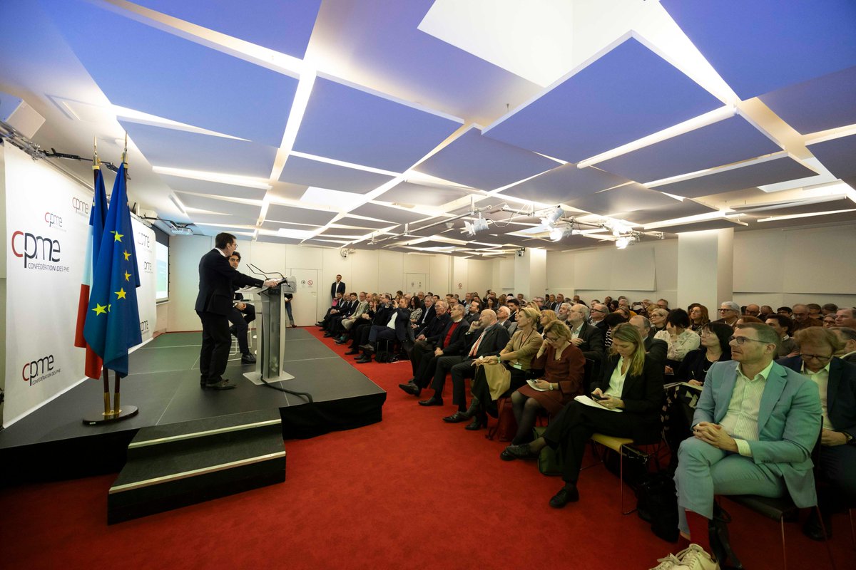 CPMEnationale's tweet image. Aujourd'hui @AmirRT a reçu le ministre @JPFarandou  au Comité dir. confédéral #CPME pour échanger sur la directive transparence salariale. 
Objectif partagé de renforcer l'égalité salariale mais sa mise en oeuvre ne doit pas générer complexité et insécurité pour les #PME