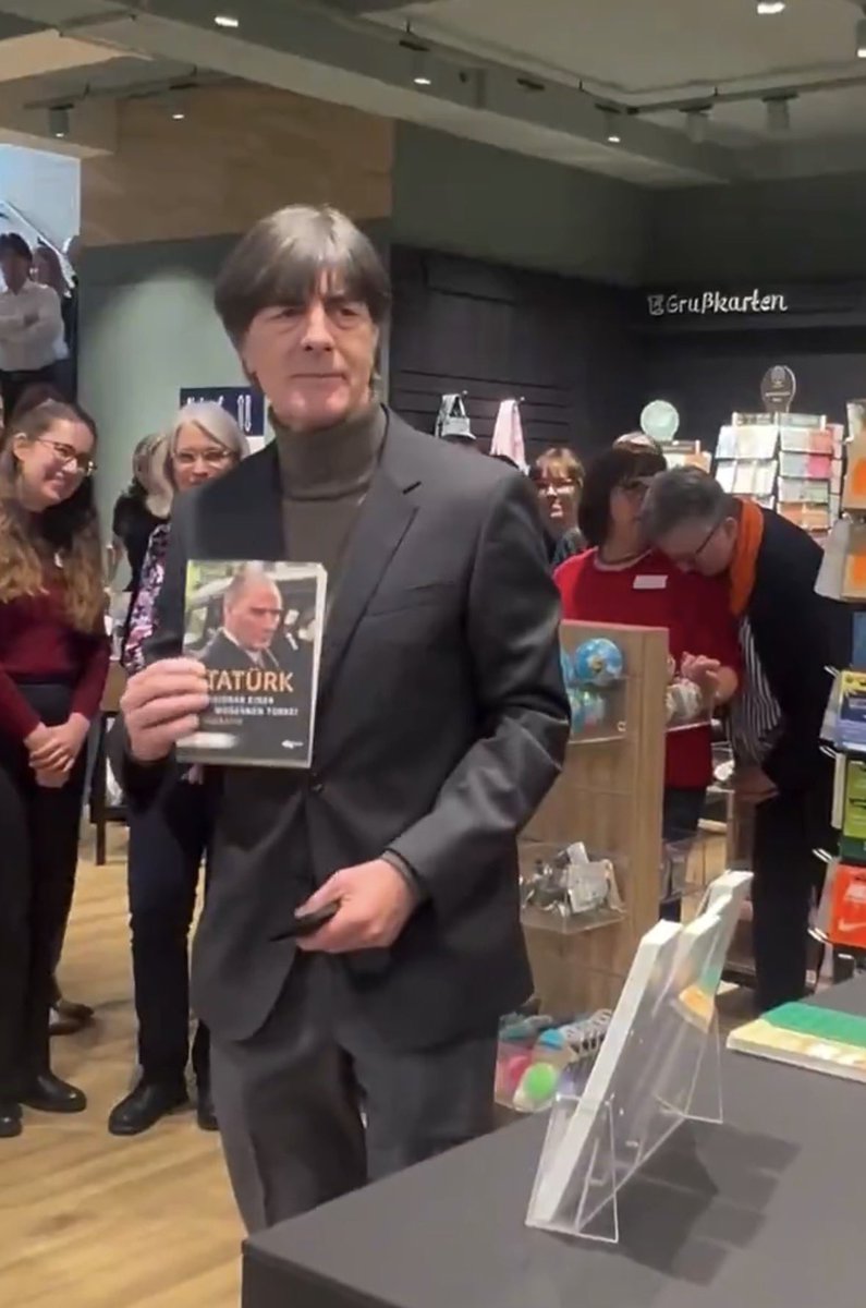 Freiburg’daki bir kitapçı açılışına katılan Joachim Löw’den bir kitap seçmesi istendi, bunun üzerine Löw, M. Hani Şükrüoğlu’nun “Atatürk” kitabını tercih etti ve gerekçesini şöyle açıkladı:

🗣️ “Bu kitabı seçtim çünkü bir dönem Türkiye’de yaşadım. Orada tarihlerine dair çok şey