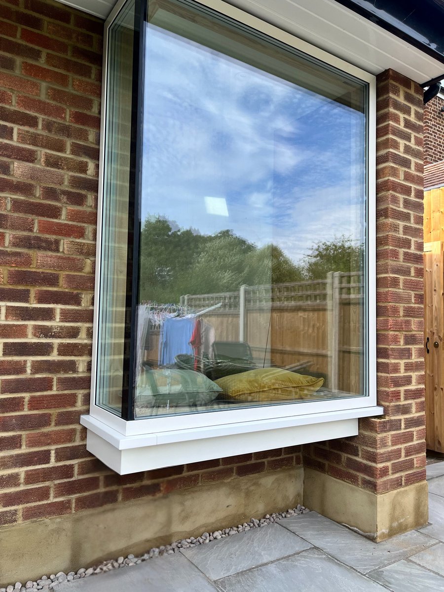 yordltd's tweet photo. 🔨 Design Drop Wednesday 🔨

This week’s #DesignDropWednesday focuses on corner windows 🪟

We can specify them as glass-to-glass for a clean, frameless appearance, or with a structural mullion where additional support or a more defined architectural detail is preferred. 
#window https://t.co/CUw11OFdtq