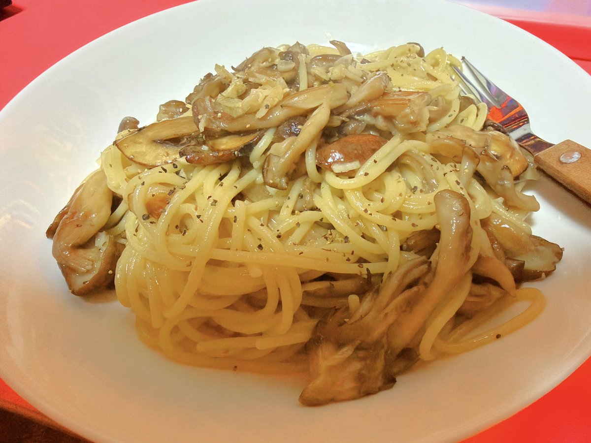 ClubParadise15's tweet photo. みくる飯🍚

一昨日の深夜に作ったキノコの和風ペペロンチーノです🍝♪

しめじ、舞茸、マッシュルームの3つのキノコで作りました❗️

#ペペロンチーノ　#きのこ　#横須賀　#パスタ https://t.co/BGSX54oOlm