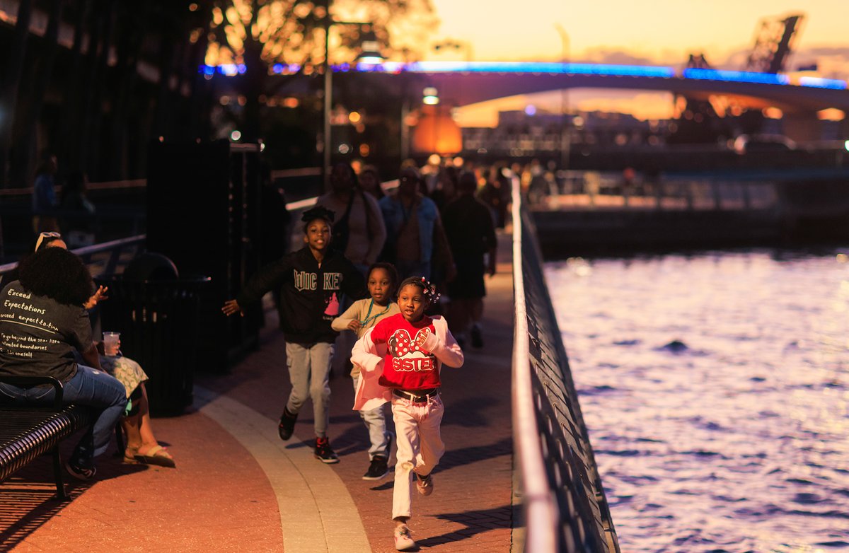 DTJax's tweet photo. Tomorrow! Third Thursday Sip & Stroll Presented by @PNCBank returns February 19th to the Southbank Riverwalk 🌊🍷

Sip from on-site bars, grab dinner from food truck favorites and enjoy live music by Pivotal Ascension and @NICKFRESH as you stroll the riverwalk at sunset ⭐🌇 

Plus, hop aboard Jax Yacht Charter for a drink and top-deck views ⚓

Visit https://t.co/KqbVVWBeVo for more info and full programming details.

This event is free to attend. Food and drinks are available for purchase on site. Guests are invited to bring picnic blankets, lawn chairs and keep dogs on leashes.

Sip & Stroll is Presented by @PNCBank in Partnership with the Downtown Investment Authority.

📸: Cre8Jax