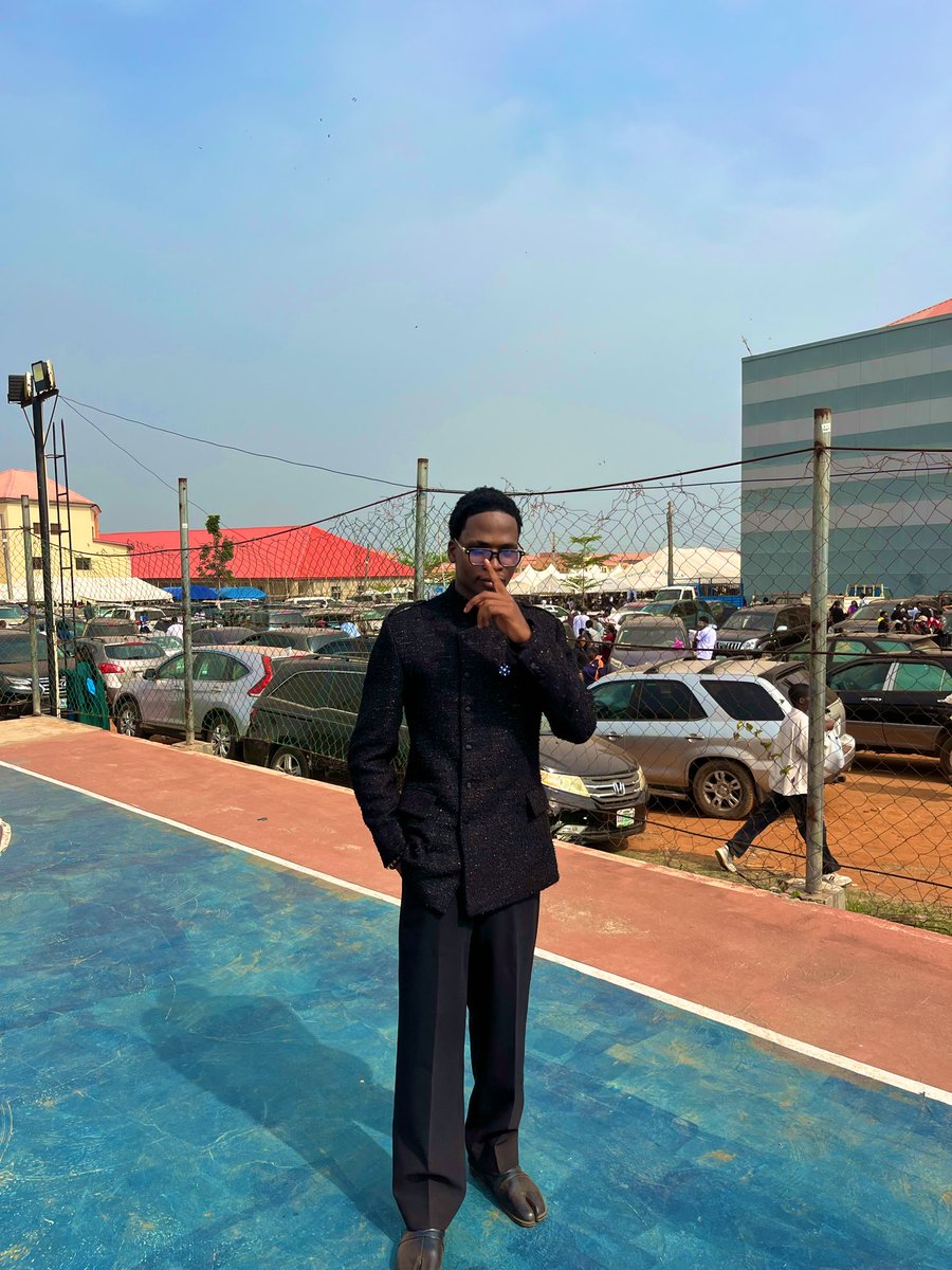 _itsogd's tweet image. Bsc. Architecture, officially licensed to design buildings and compose music🪖⭐️.