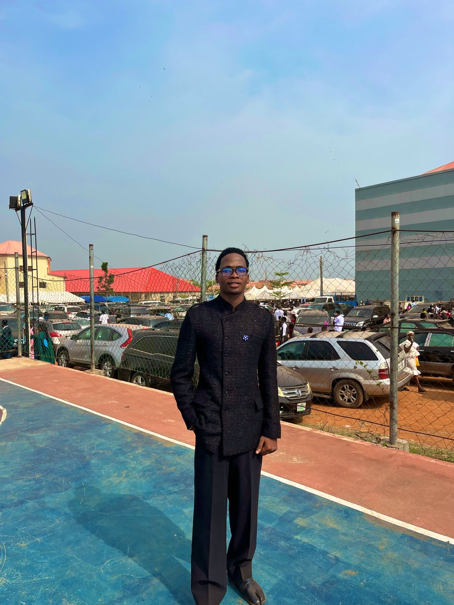 _itsogd's tweet image. Bsc. Architecture, officially licensed to design buildings and compose music🪖⭐️.