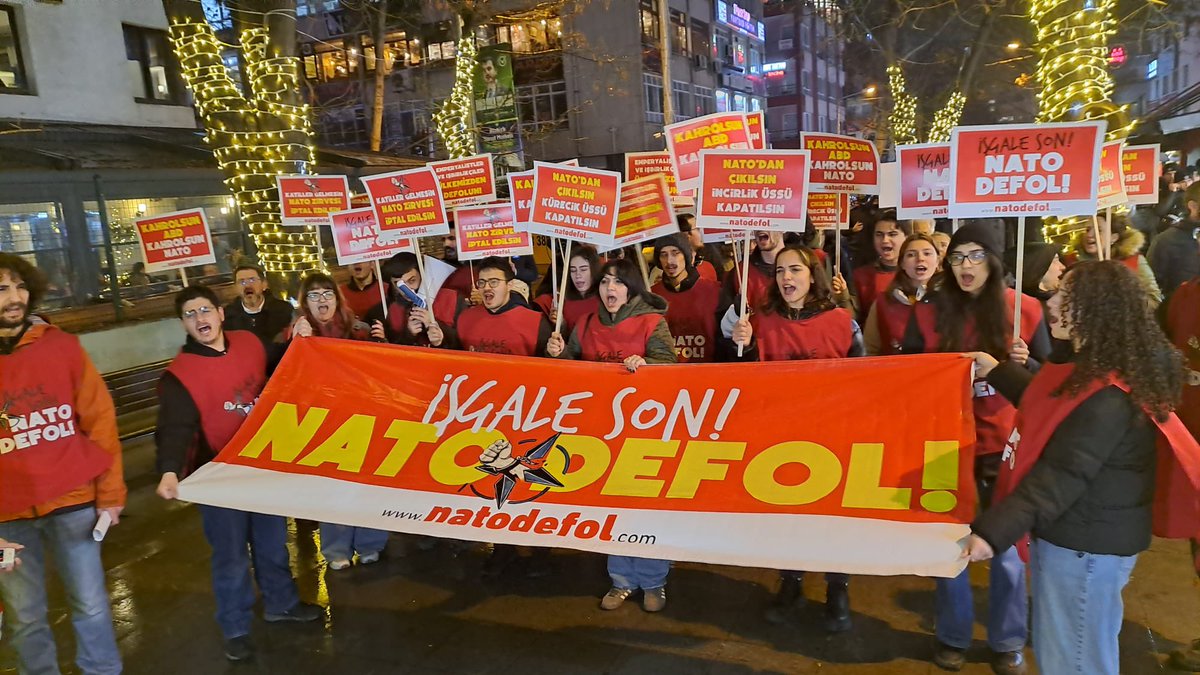 natodefol_com's tweet photo. 📌Türkiye’nin NATO’ya katılmasının 74. yıl dönümünde dört bir yanda sokaktayız!

İstanbul’dan, Ankara’dan, İzmir’den, Mersin’den, Trabzon’dan sesleniyoruz: İŞGALE SON NATO DEFOL!

🔗https://t.co/YsprmZofvQ https://t.co/ZgzCDzehXI