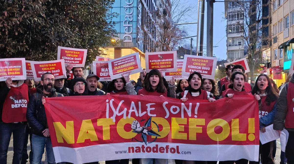 natodefol_com's tweet photo. 📌Türkiye’nin NATO’ya katılmasının 74. yıl dönümünde dört bir yanda sokaktayız!

İstanbul’dan, Ankara’dan, İzmir’den, Mersin’den, Trabzon’dan sesleniyoruz: İŞGALE SON NATO DEFOL!

🔗https://t.co/YsprmZofvQ https://t.co/ZgzCDzehXI