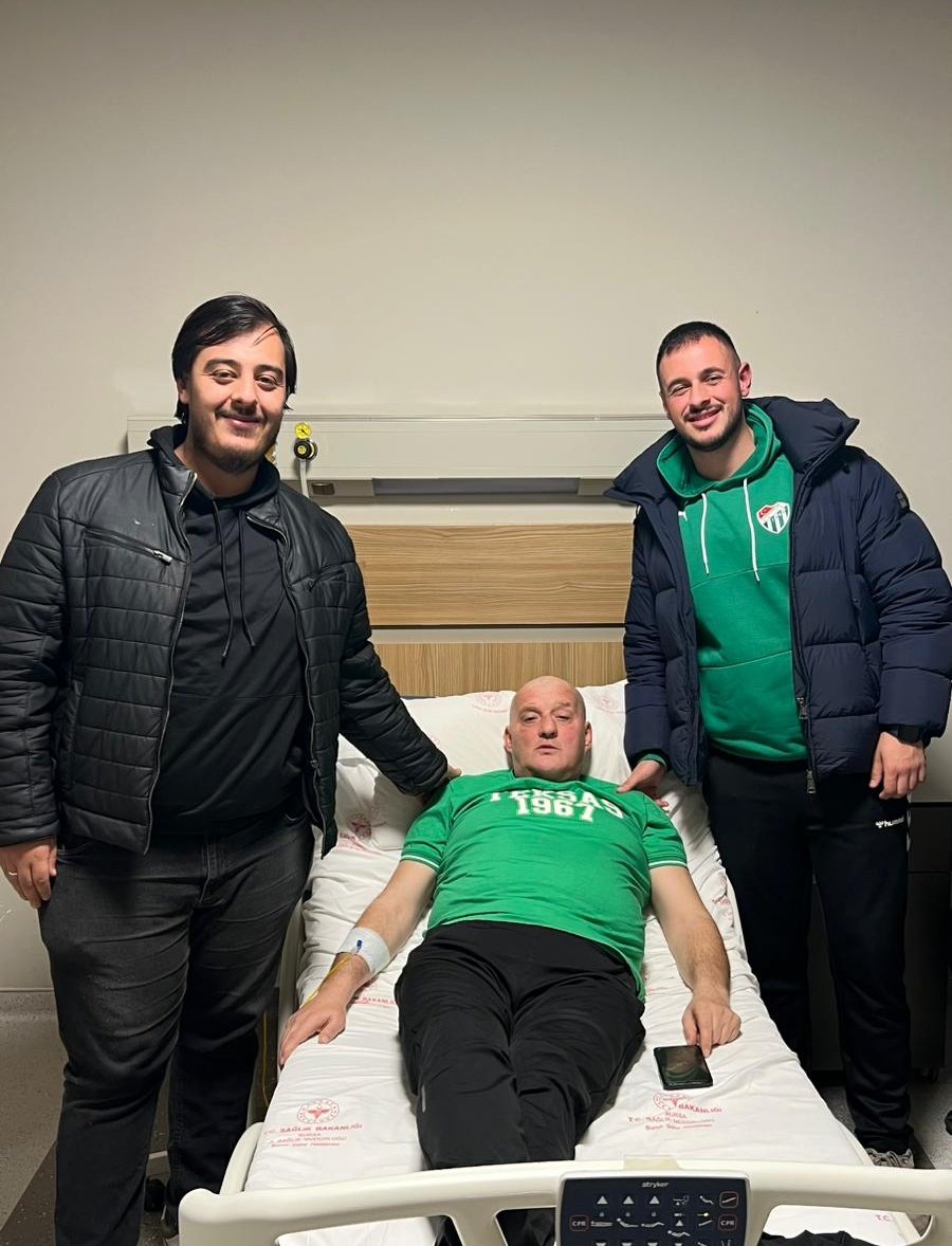 Selim Kurtulan ağabeyimize geçmiş olsun ziyaretinde bulunduk.
Sağlık durumunun ve moralinin gayet iyi olduğunu, tedavisinin iyiye gittiğini, tribünlerde tekrardan buluşmak için sabırsızlandığını dile getirdi.
Hep birlikte atlatacağız, pes etmek yok abi.