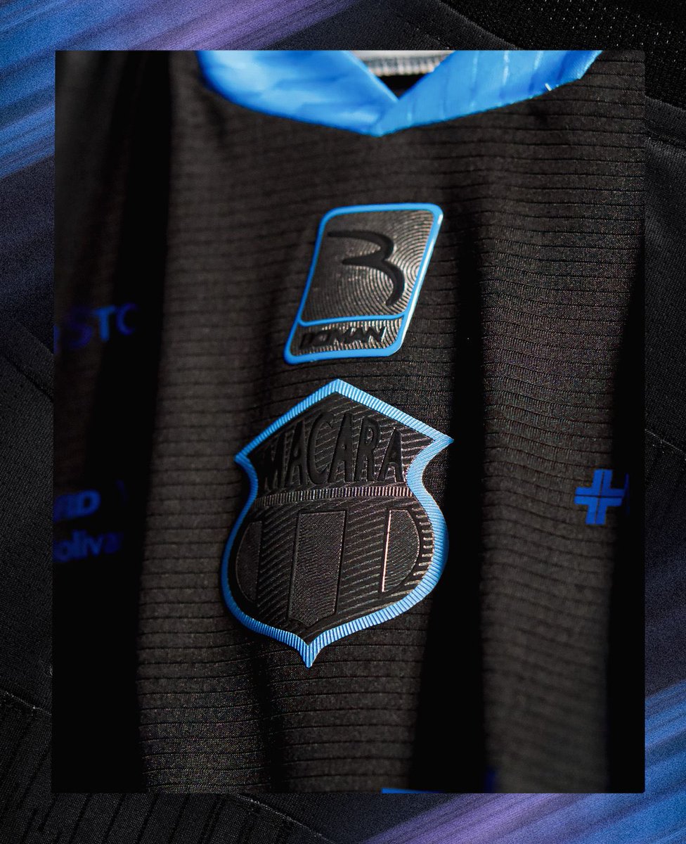 KiriSports's tweet photo. ¡MACARÁ PRESENTA SU CAMISETA ALTERNA 2026! 👕

Camiseta negra en casi su totalidad con detalles azules forman la nueva indumentaria de Boman para vestir al Ídolo de Ambato 2026.

¿Opiniones? Te leemos

#Macará #Camiseta #Boman #Ambato https://t.co/jvHYbWKdAK