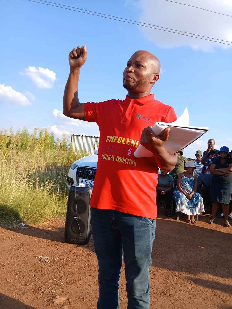EFF_Emfuleni's tweet photo. EFF Emfuleni Sub-region, chairperson Lehlohonolo Malindi,  addressing the residents of Hollywood Settlement  who are fighting evictions by those who have made it their business to treat land as a commodity and not birthright of the African child! https://t.co/ArzlGUQmUU