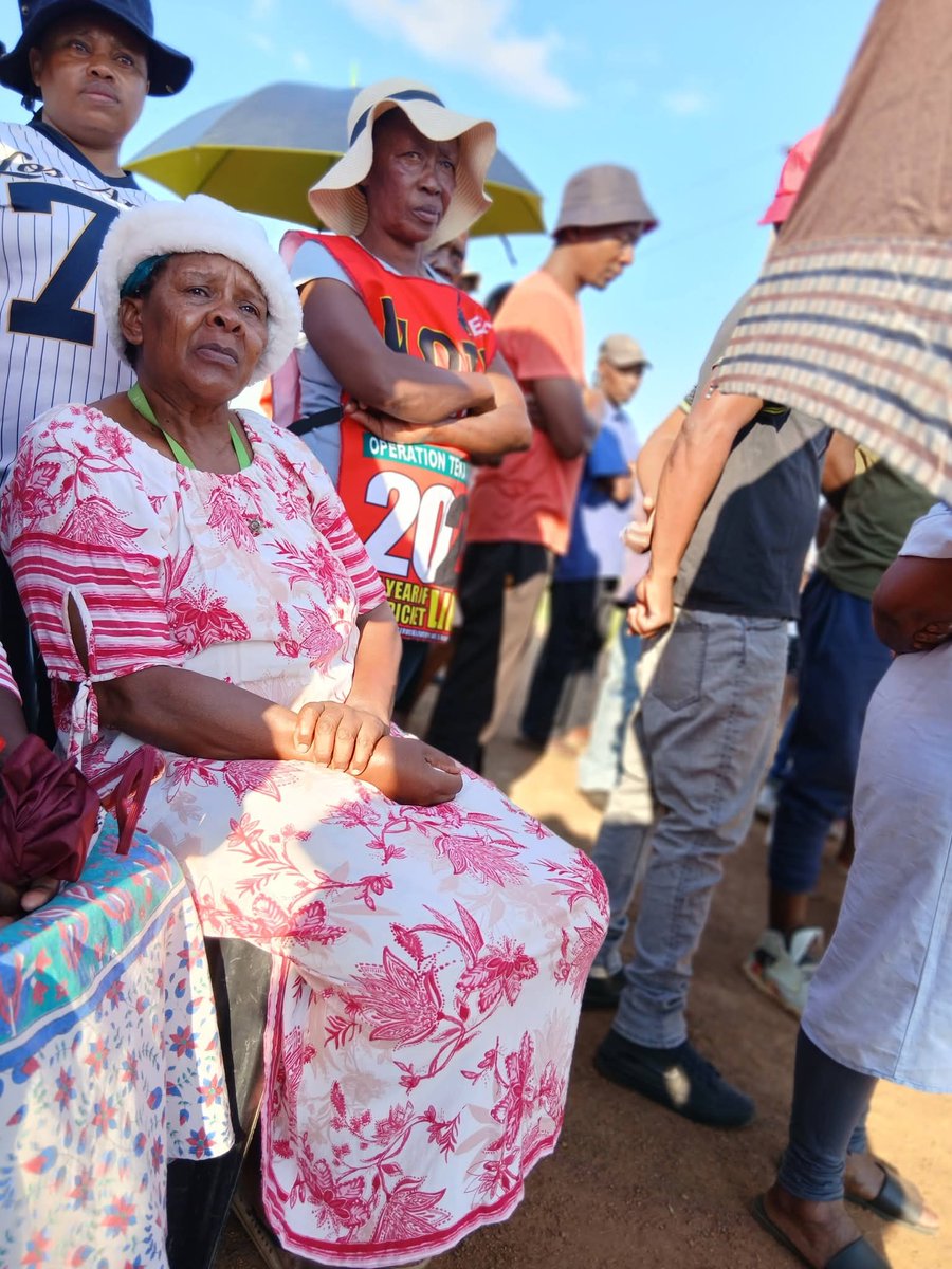 EFF_Emfuleni's tweet photo. EFF Emfuleni Sub-region, chairperson Lehlohonolo Malindi,  addressing the residents of Hollywood Settlement  who are fighting evictions by those who have made it their business to treat land as a commodity and not birthright of the African child! https://t.co/ArzlGUQmUU