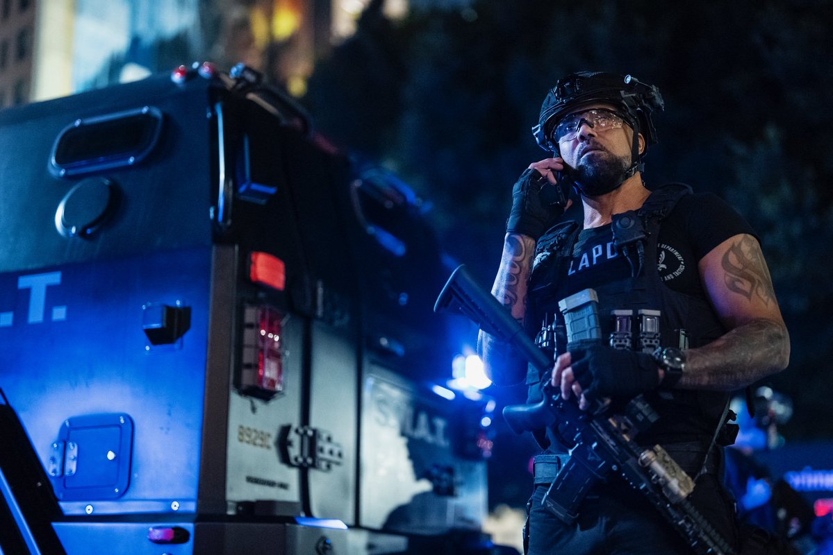 First look at 'S.W.A.T. Exiles' starring Shemar Moore 🚔

The series follows his character Hondo being pulled out of forced retirement to lead a group of untested recruits 

Releasing in 2026 

(via <a href="/swathqtv/">S.W.A.T. HQ</a>)