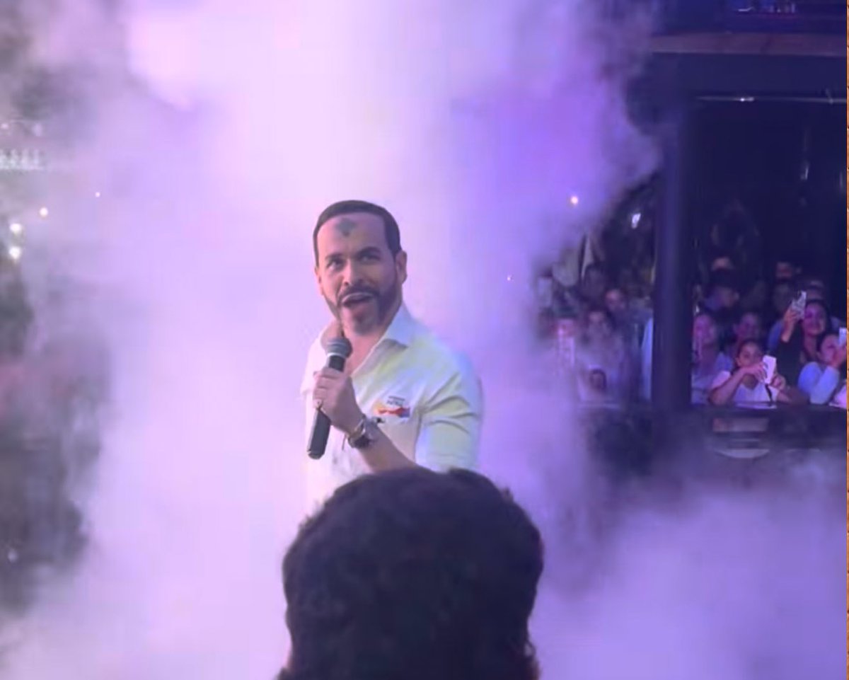 Hoy miércoles de Ceniza el candidato Abelardo de la Espriella burlándose de todos los creyentes poniéndose la Santa Cruz 

Hace unos meses dijo que era ateo, pero por los votos lo que sea.