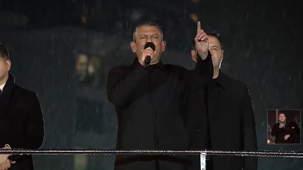 Özgür Özel dünyaya seslendi!

"Buradan geleceğin iktidar partisinin genel başkanı olarak sesleniyorum dünyaya. Sesleniyorum bu işe niyet edenlere. Bu köprüyü alırsanız, bu imzayı atarsanız iki sene sonra Cumhuriyet Halk Partisi geldiğinde, en geç iki sene sonra sizi def edeceğiz,