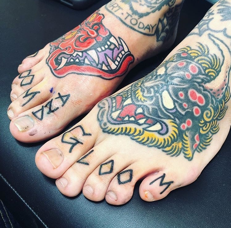 yyyyvs's tweet image. o tanto de gente acreditando no meu tweet da nova tatuagem do pé do frank iero me decepciona como q nunca viram essas fotos pprt