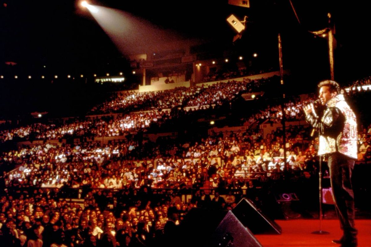 ¿Cómo se hace stand-up comedy en arenas? Necesitas de una estrategia distinta a la del bar. Más en mi newsletter - mailchi.mp/reubenmorales/…