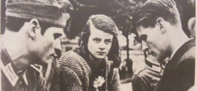 CelineMalaise's tweet photo. Le fascisme est une idéologie contre l’humanité. Souvenons-nous de celles et ceux qui ont refusé la lâcheté. Le 18 février 1943, la Gestapo arrête Hans et Sophie Scholl membres de la Rose Blanche, organisation de résistance allemande au nazisme.
⬇️ https://t.co/79D598OTar