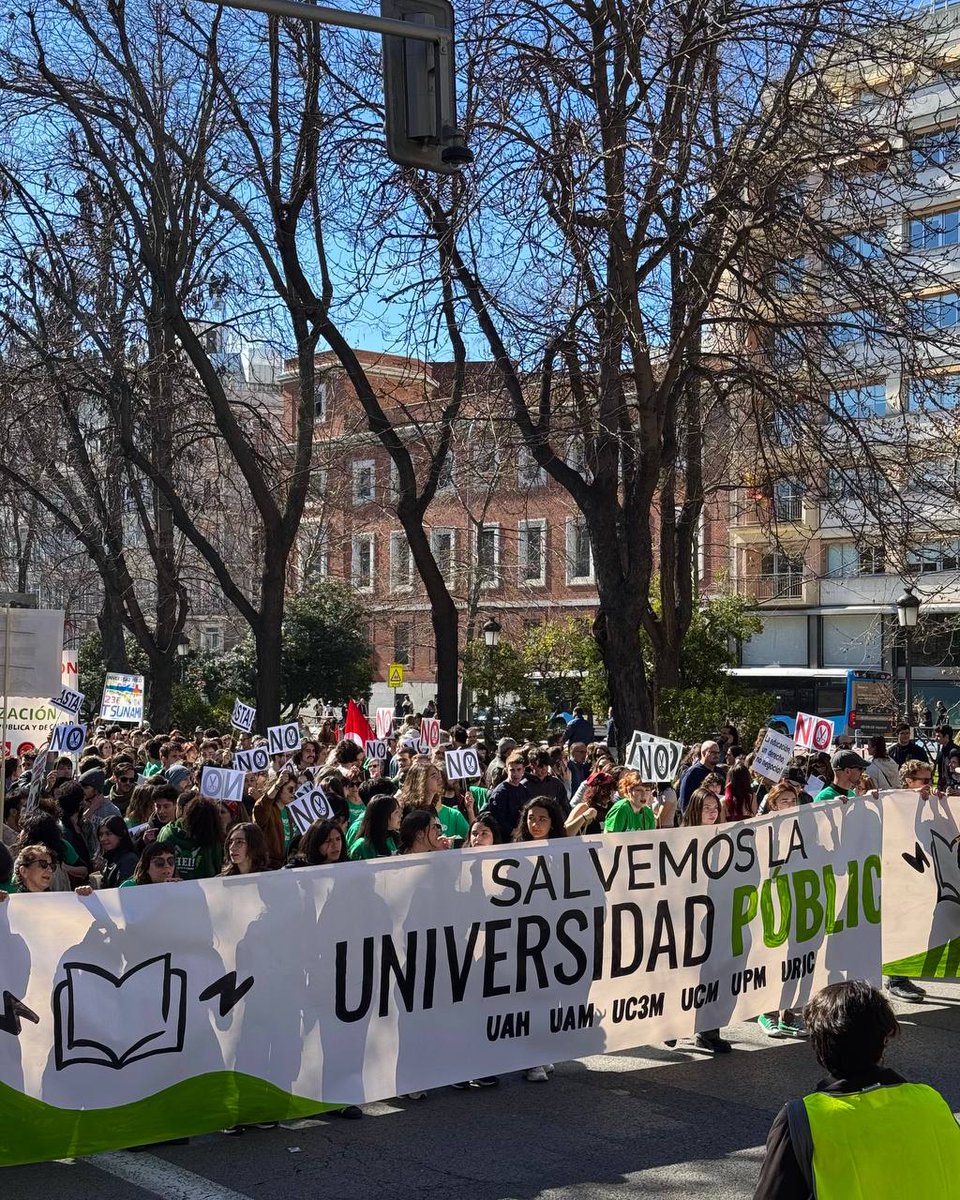 UJCEMadrid's tweet image. Se hace oficial que la Complutense ejecutará recortes millonarios, que perjudicarán a estudiantado y trabajadores, por la falta de financiación del PP de Ayuso. 🧵