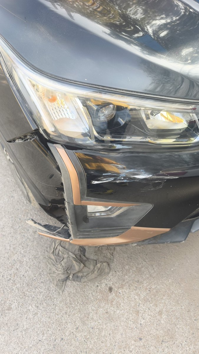 Pr180692Gupta's tweet photo. @MahindraRise @anandmahindra It's really sad to see the cndtn of EV cars in India,I was the initial ones who believed in ManindraEV car(XUV400),I met with an small accident,where bumper needs to be changed but service centre is saying parts not avlb in DELHI wtng for  last 7 days https://t.co/AA7vbtsJmM