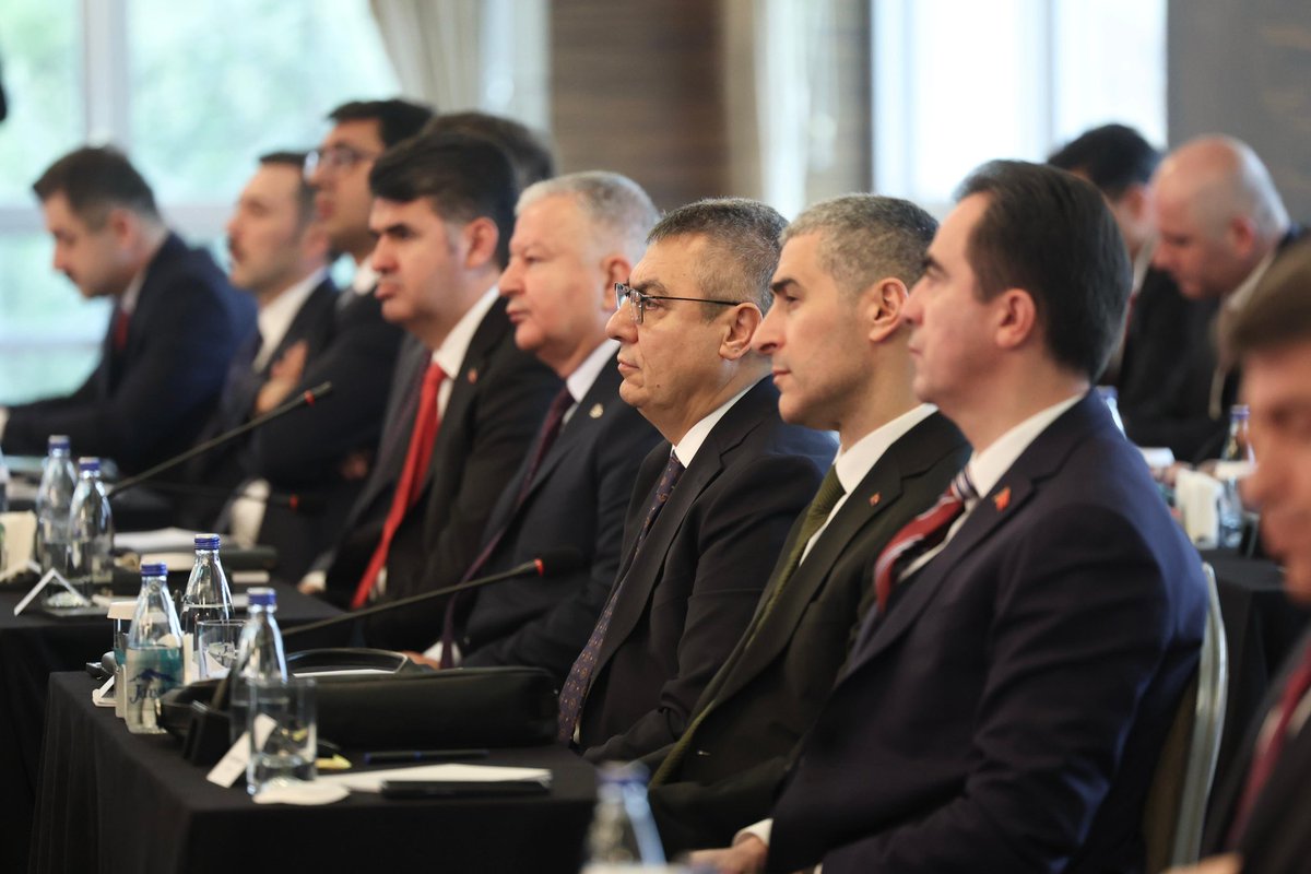 T.C.İçişleri Bakanımız Sayın Mustafa Çiftçi’nin ev sahipliğinde  Ankara’da düzenlenen Valiler Buluşmasına iştirak ettik. Görev yaptığımız illerde insanımıza yapacağımız hizmetler için oldukça faydalı ve verimli bir buluşma program oldu. Ev sahipliği için Sayın Bakanımıza