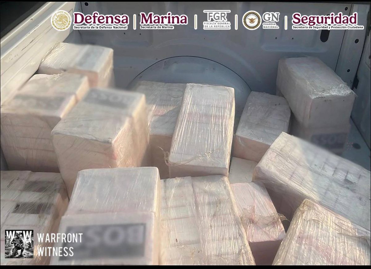 mog_russEN's tweet image. 🚨⚡️ While the US Department of Defense is shooting up random boats in the Caribbean, the Mexican Air Force and the Mexican National Guard intercepted a plane used for smuggling cocaine over Oaxaca province during a joint operation.

Authorities seized 534 packages of cocaine,