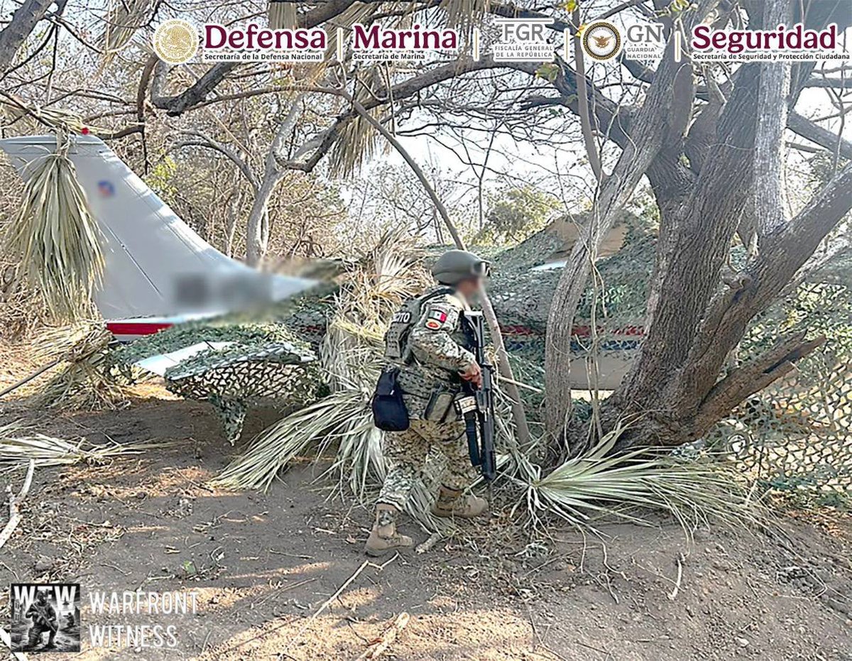 mog_russEN's tweet image. 🚨⚡️ While the US Department of Defense is shooting up random boats in the Caribbean, the Mexican Air Force and the Mexican National Guard intercepted a plane used for smuggling cocaine over Oaxaca province during a joint operation.

Authorities seized 534 packages of cocaine,