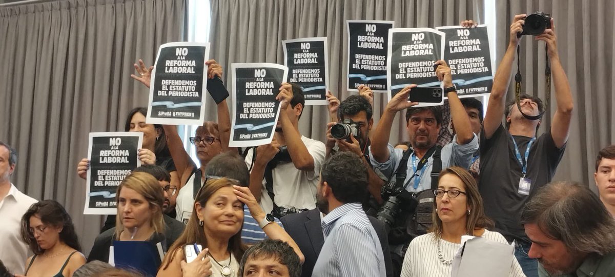 Acá estamos los y las periodistas, junto a <a href="/sipreba/">SiPreBA - Sindicato de Prensa de Buenos Aires</a>, en defensa del Estatuto del Periodista y contra la reforma laboral que piden las empresas que nos precarizan todos los días.
