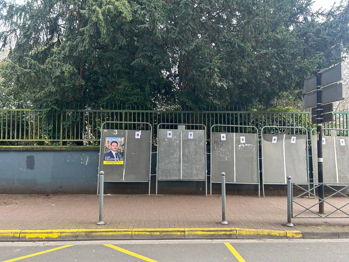 Quand on prétend à un mandat municipal <a href="/DelemerLouis/">Louis DELEMER</a> on ne colle pas à l'avance sur les panneaux officiels. Ils ne sont pas au courant dans votre équipe ? Offrez-leur une formation aux règles électorales