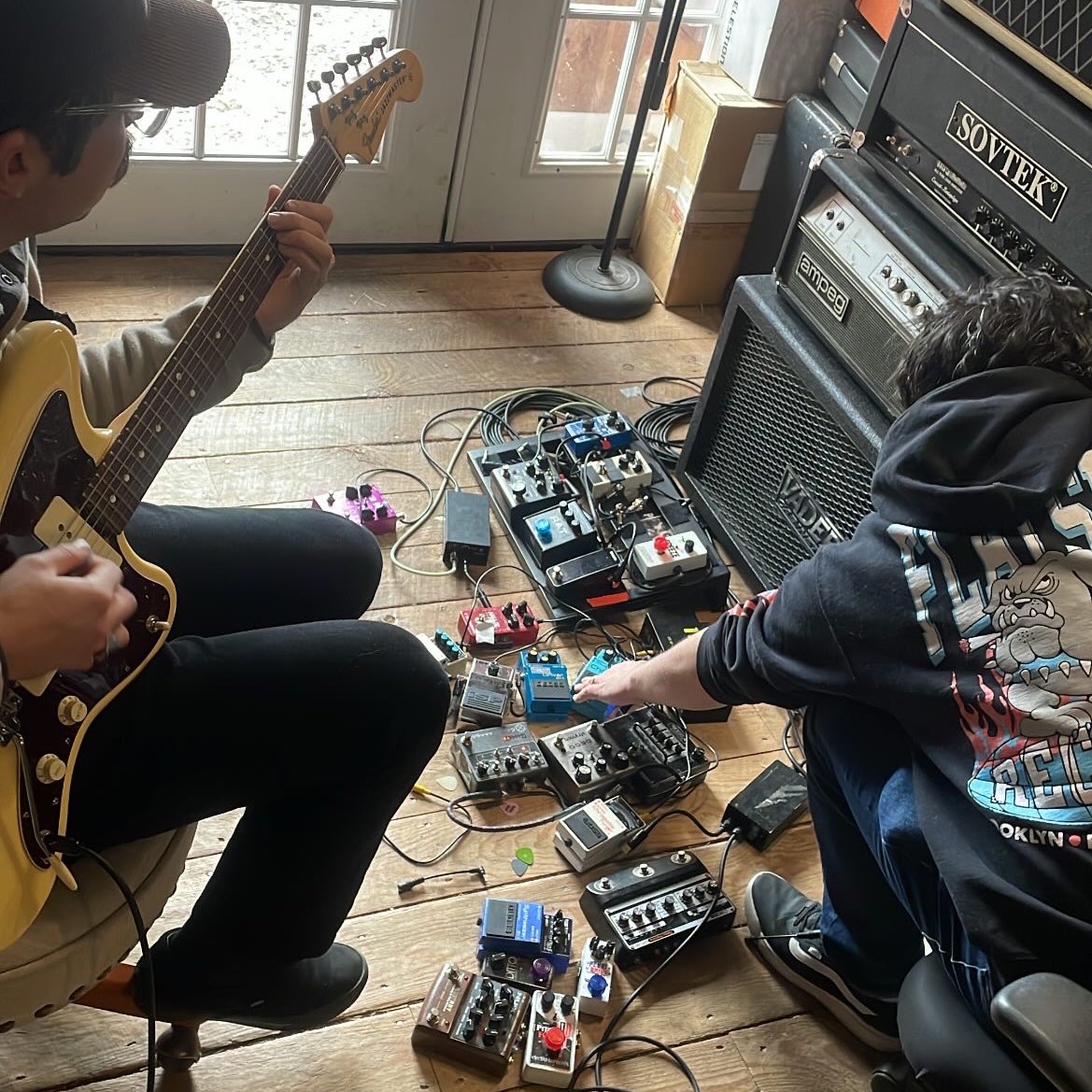 MODERN COLOR tweet media