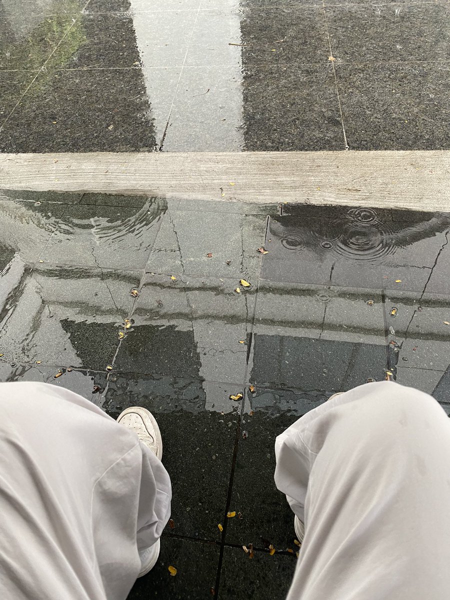 retardjl's tweet photo. 🇸🇬’s weather is always rainy lah https://t.co/8zeptHthV3