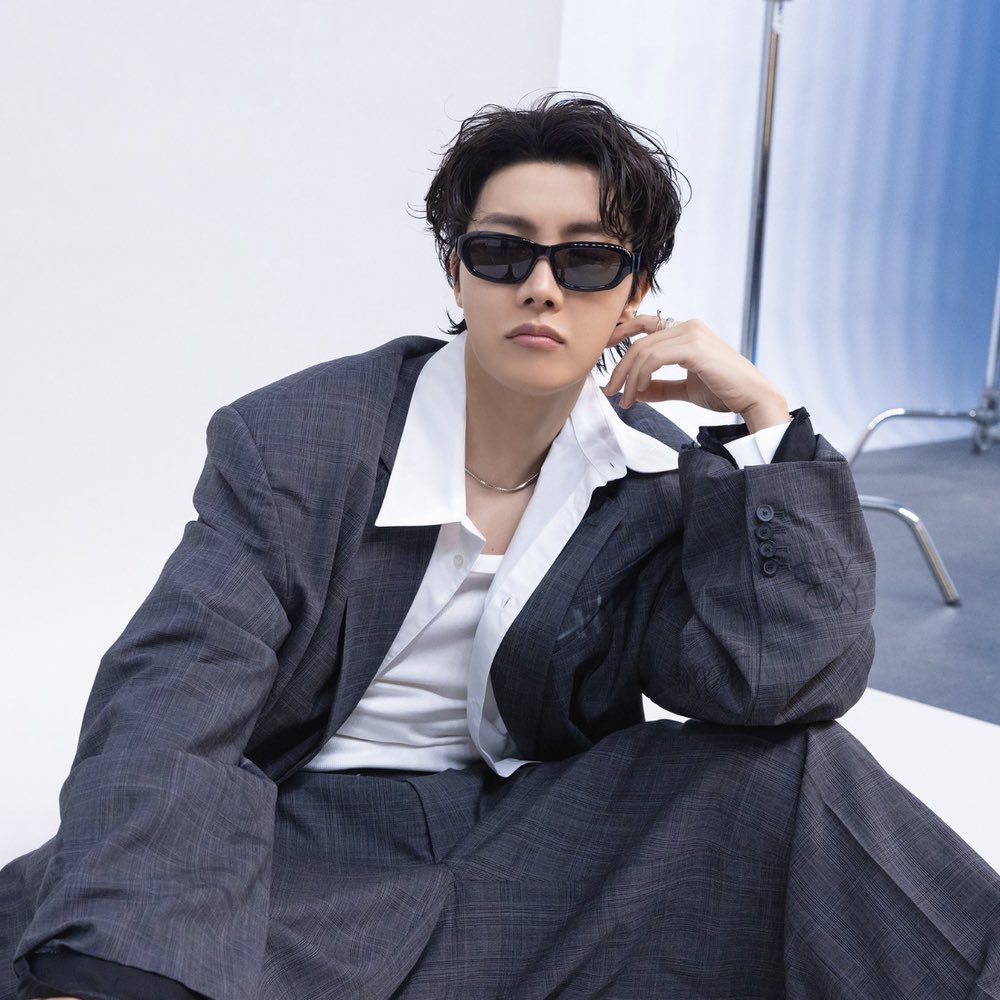 ParlourMagazine's tweet photo. Happy birthday to fashion it-boy j-hope! https://t.co/gzSXNMnexP