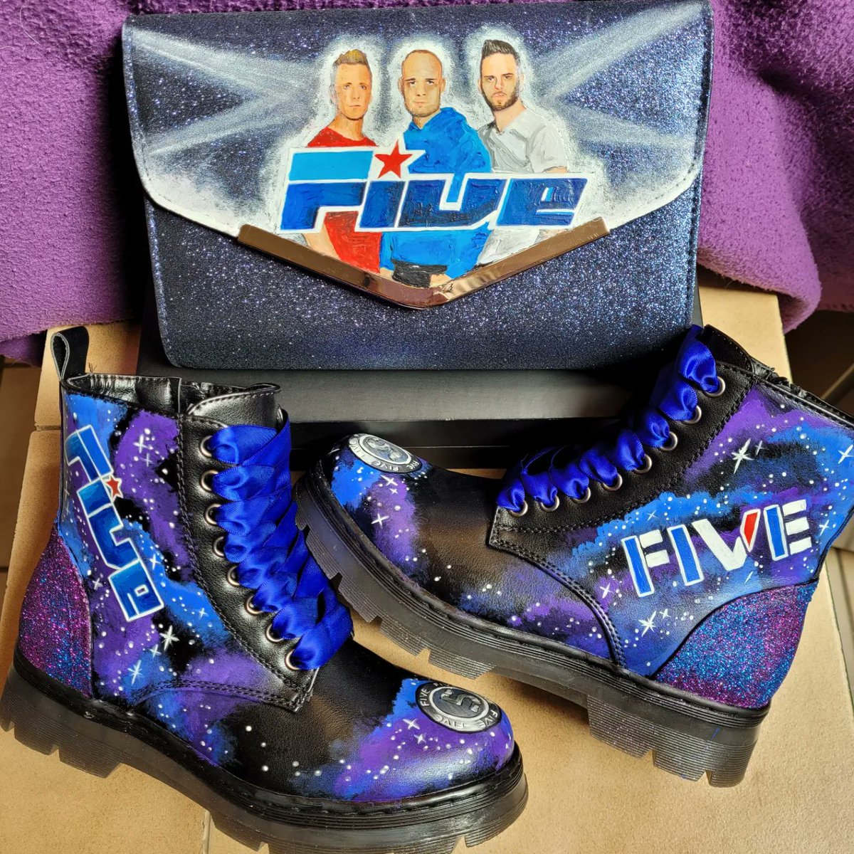 MelVW22's tweet photo. @itsfiveofficial I have my own "glow in the dark" clutch and boots 😁
Still love them, even though it only has 3 on it. Been wearing them to every concert 😉 https://t.co/gUTYobQHrg
