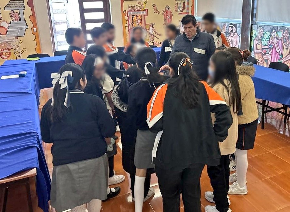 prevencholula's tweet photo. Madres, padres de familia y estudiantes del #CELMA participaron en la actividad “Familias fuertes: amor y límites”🧑‍🧑‍🧒♥️, una estrategia impulsada por la #ONU, orientada a fortalecer la convivencia familiar y el desarrollo integral de niñas, niños y adolescentes. https://t.co/ZRdMcdbsJw