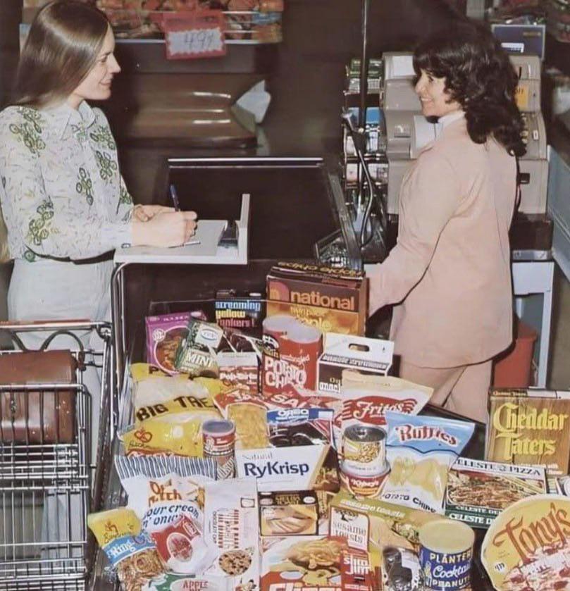 HistorylandHQ's tweet image. A woman paying for her groceries with a check - 1970’s.