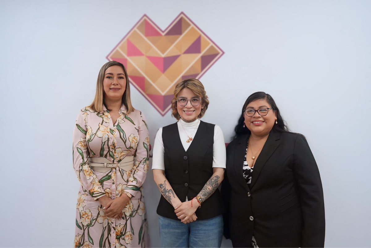 cejumver's tweet photo. 💜🫱🏻‍🫲🏼Recibimos a la Lcda. Daniela Villegas Olmos, Presidenta Municipal de Teocelo, para fortalecer la colaboración institucional en favor de las mujeres. ⚖️✨

@rocionahle @ahuedricardo 

#CJMVeracruz #CJMParaTodas https://t.co/th8XX8Tyf1