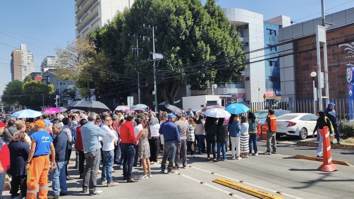 Así se llevó a cabo el Primer #Simulacro por Sismo en la CDMX 2026 en los edificios de la alcaldía Benito Juárez. 
Recordemos que la cultura de la protección civil se aprende desde pequeños y que estar preparados puede salvar vidas. 🙌🏻
#OrdenYSeguridad