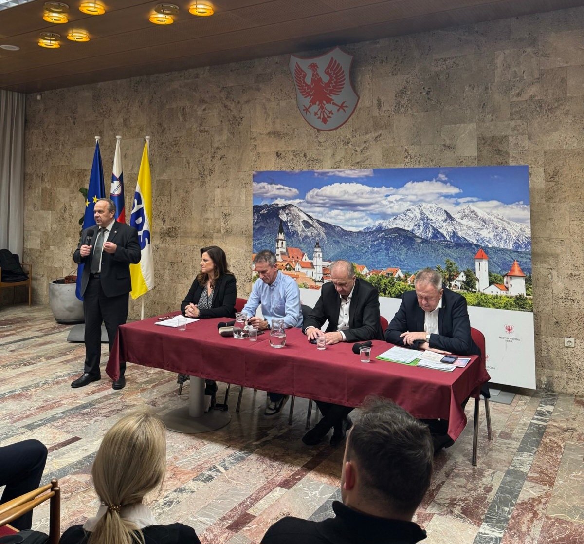 V Kranju sem danes na pogovornem večeru "Podjetniki želimo spodbudno davčno zakonodajo" imel pozdravni nagovor. Moj posebni pozdrav je šel uglednim gostom in podpora kandidatom SDS v Mestni občini Kranj: Moniki Gregorčič, Andreji Trilar ter Andreju Koscu. 🇸🇮