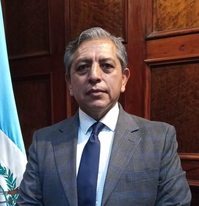 guatevisible's tweet photo. 📙𝗖𝗔𝗡𝗗𝗜𝗗𝗔𝗧𝗢 𝗔 𝗠𝗔𝗚𝗜𝗦𝗧𝗥𝗔𝗗𝗢 𝗣𝗢𝗥 𝗣𝗥𝗘𝗦𝗜𝗗𝗘𝗡𝗖𝗜𝗔 

Mario René Mancilla Barillas presenta su expediente en la Secretaría General de la Presidencia, para optar al cargo de magistrado de la Corte de Constitucionalidad, por designación del Presidente de la República en Consejo de Ministros. 

#ElecciónPresidencial2026
#ElecciónCC2026
#laCCimporta