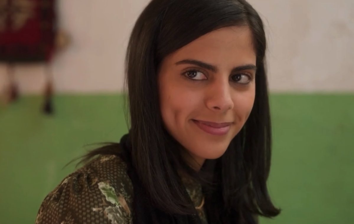 كيف مستحيه منه وكلامه لها 
تعودي دايم تلقيني معتس وجنبتس🥺🥺 ببكي