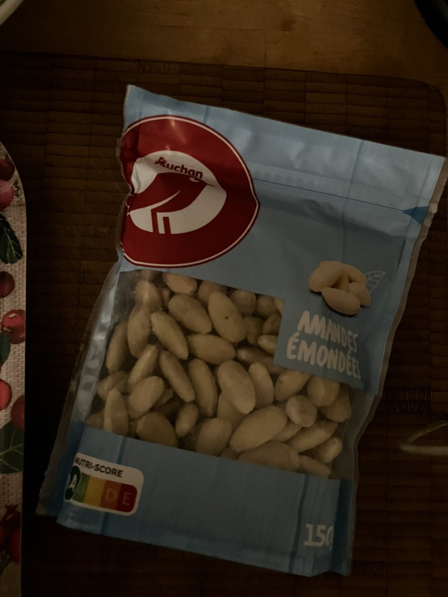 KhadyD's tweet photo. @AUCHAN_France  

Franchement… remplacer les dattes par des amandes dans la livraison le 1er jour du #Ramadan, c’est un choix audacieux 

Un peu de bon sens qd même … 🙄 https://t.co/hGO7O6pdvN