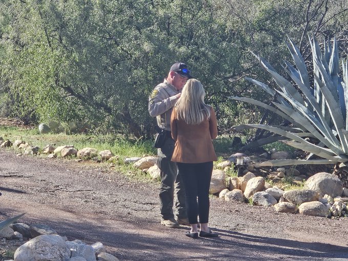 AmericaTruCrime's tweet photo. Concerned citizen is informing a Sheriff Deputy that she saw a white truck parked along Nancy Guthrie's street at 3am with a guy inside wearing black gloves.

That is all the information we have at this time. 

The Nancy Guthrie investigation continues.
#NancyGuthrie #NancyGuthrieMissing #FindNancyGuthrie