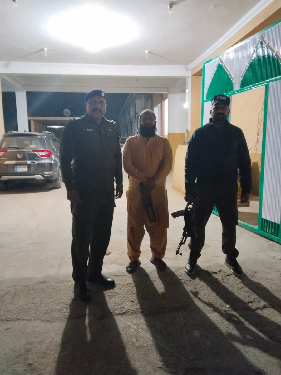 ڈی پی او گجرات رانا عمر فاروق کی ہدایت پر گجرات پولیس کے افسران وجوانوں نے نمازِ تراویح پر مساجد و امام بارگاہوں پر الرٹ ہو کر سیکورٹی کے فرائض سر انجام دیے۔