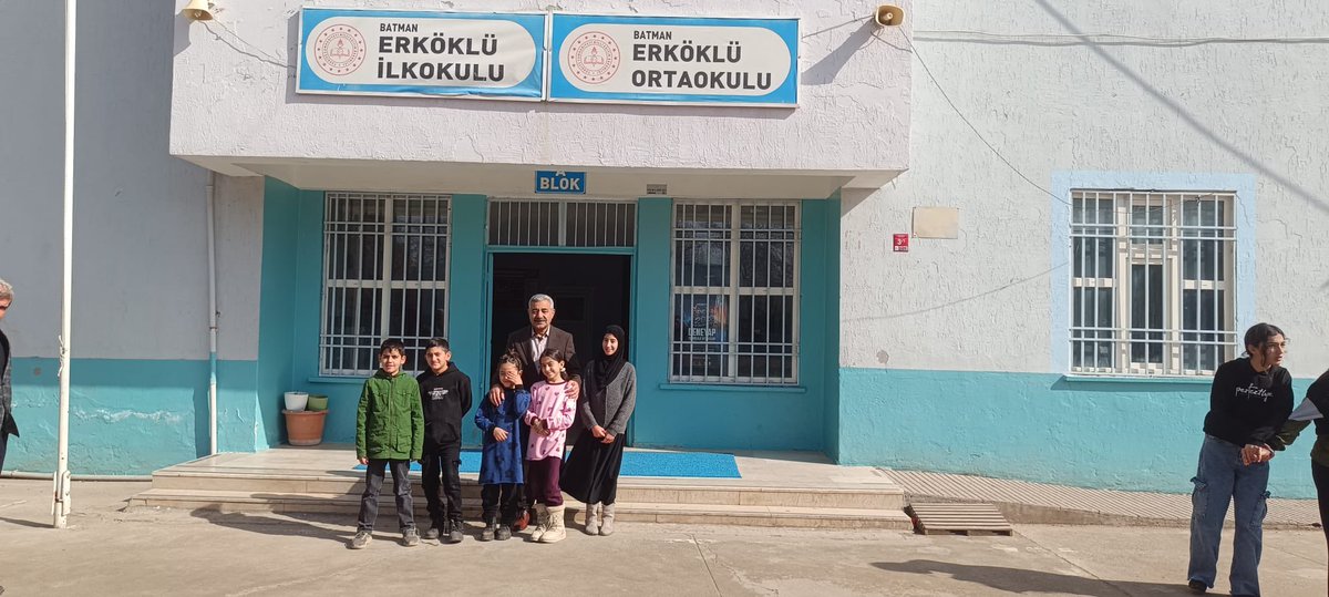 HudaParBatman's tweet photo. İl Başkanımız Davut Şahin, Kürtçe seçmeli ders tercihleri kapsamında; torunları ve yeğenlerinin öğrenim gördüğü Erköklü Ortaokulu’nu ziyaret ederek öğretmenlerle bir araya geldi.

Ziyarette, çocukların Kürtçe dersini seçmesi konusunda bilgilendirme yapıp teşvik etti.
#HÜDAPAR https://t.co/z0axHfFjHc
