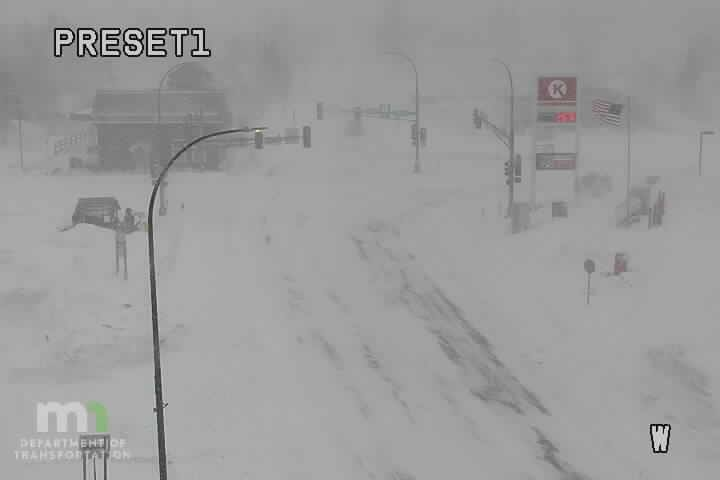 NWSduluth's tweet photo. Noon Update: Another band of heavy snow off of #LakeSuperior will continue to spread up the #NorthShore early this afternoon. Snowfall rates of greater than 1" per hour likely. Shown is the MNDOT webcam in #TwoHarbors. https://t.co/3cKmyl4zBe