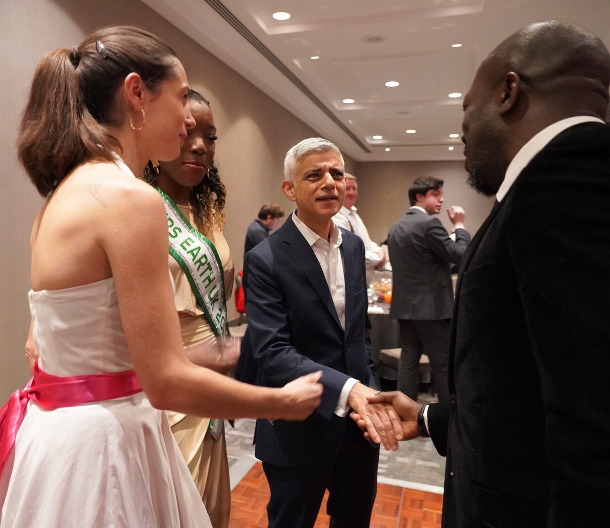 Sadiq Khan tweet media